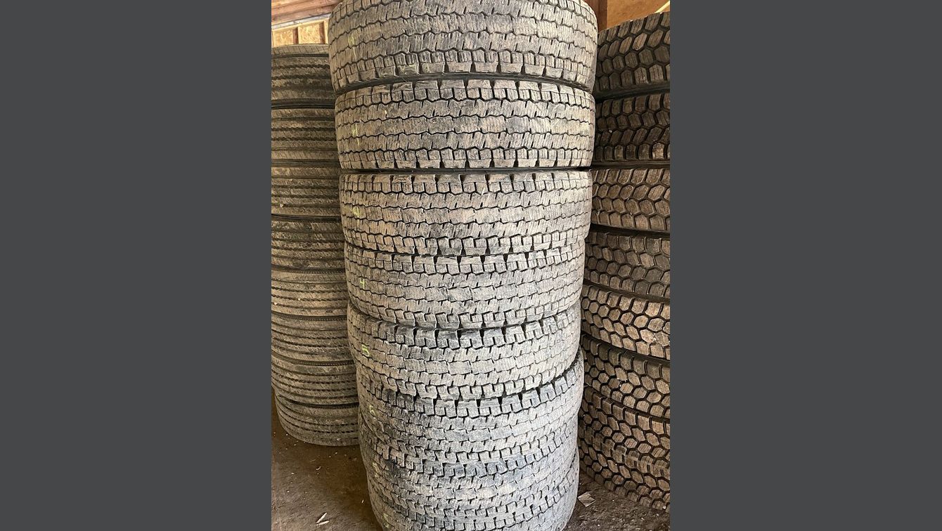 MICHELIN XDN2 275/80R22.5 80% DE BON ORIGINAL DISPONIBLE A 350.00$ CHACUN