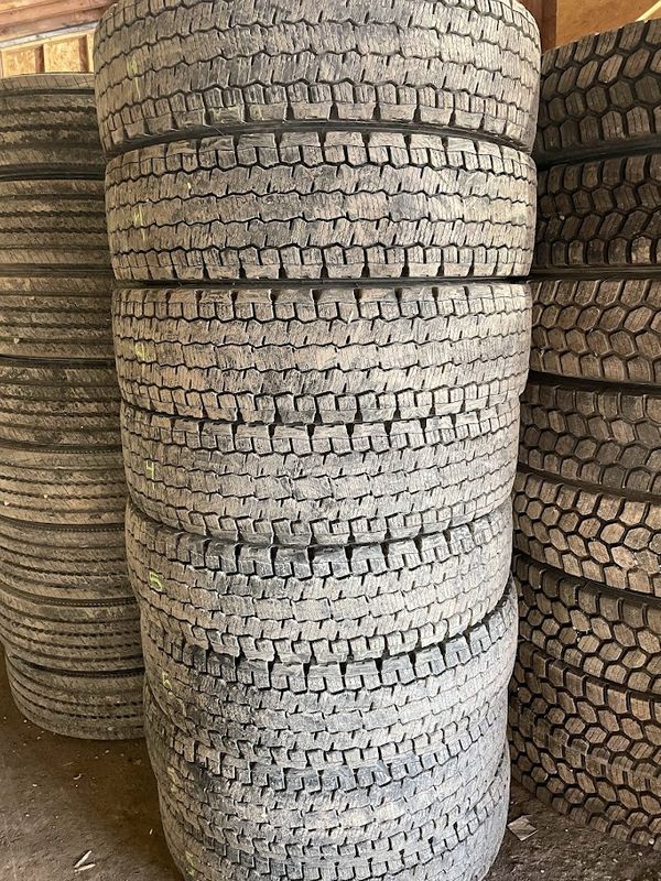  MICHELIN XDN2 275/80R22.5 80% DE BON ORIGINAL DISPONIBLE A 350.00$ CHACUN main image