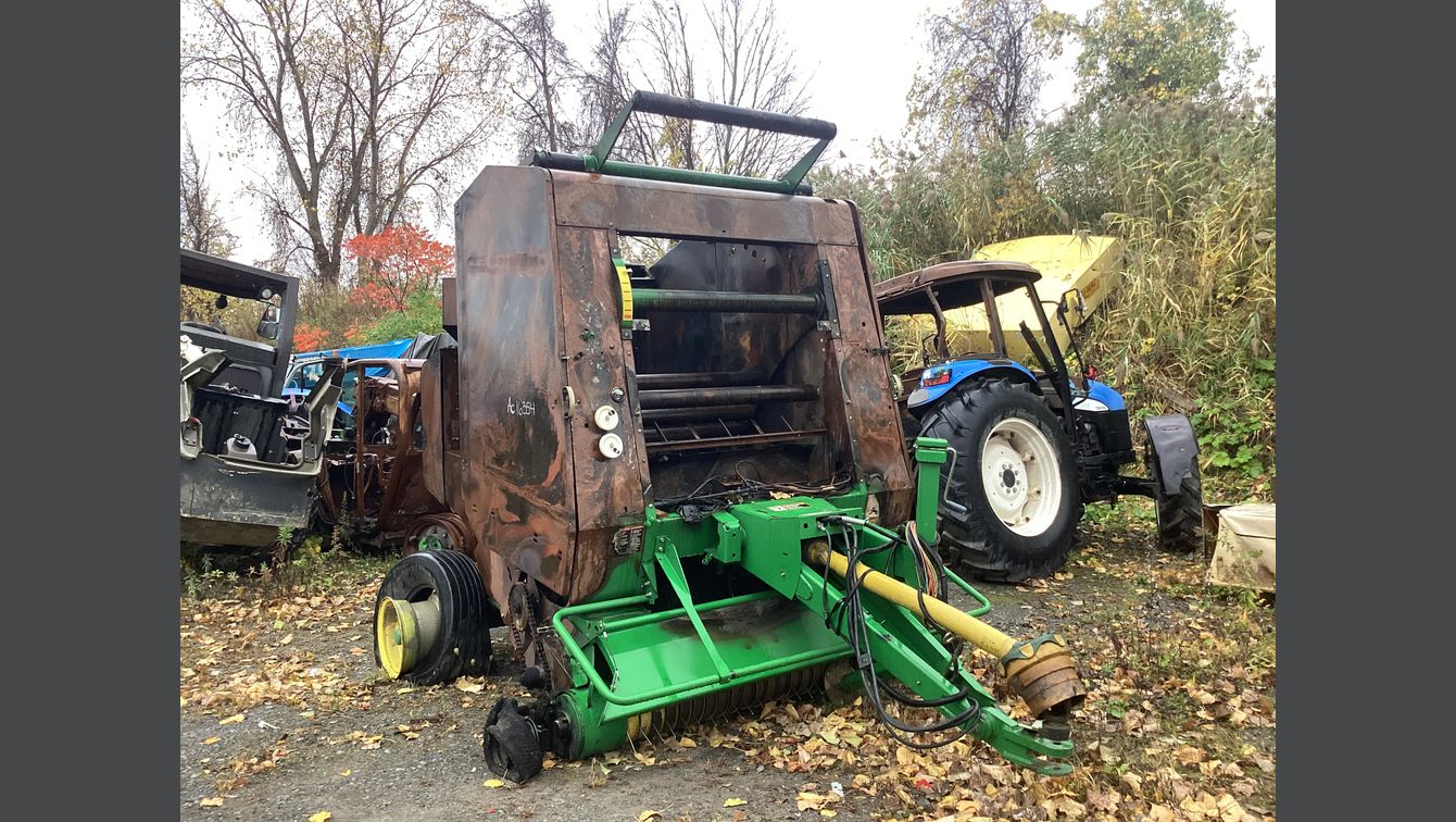 JOHN DEERE ROUND BALER 2005