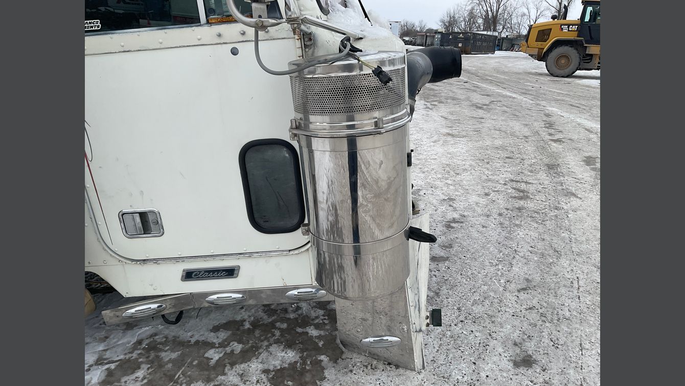 2005 FREIGHTLINER CLASSIC 