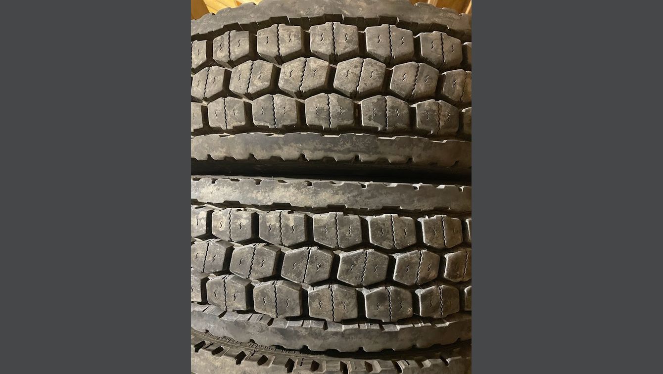PNEU MICHELIN XDA5 11R22.5 95% DE BON ORIGINAL A 650.00$ CHACUN 8 EN STOCK