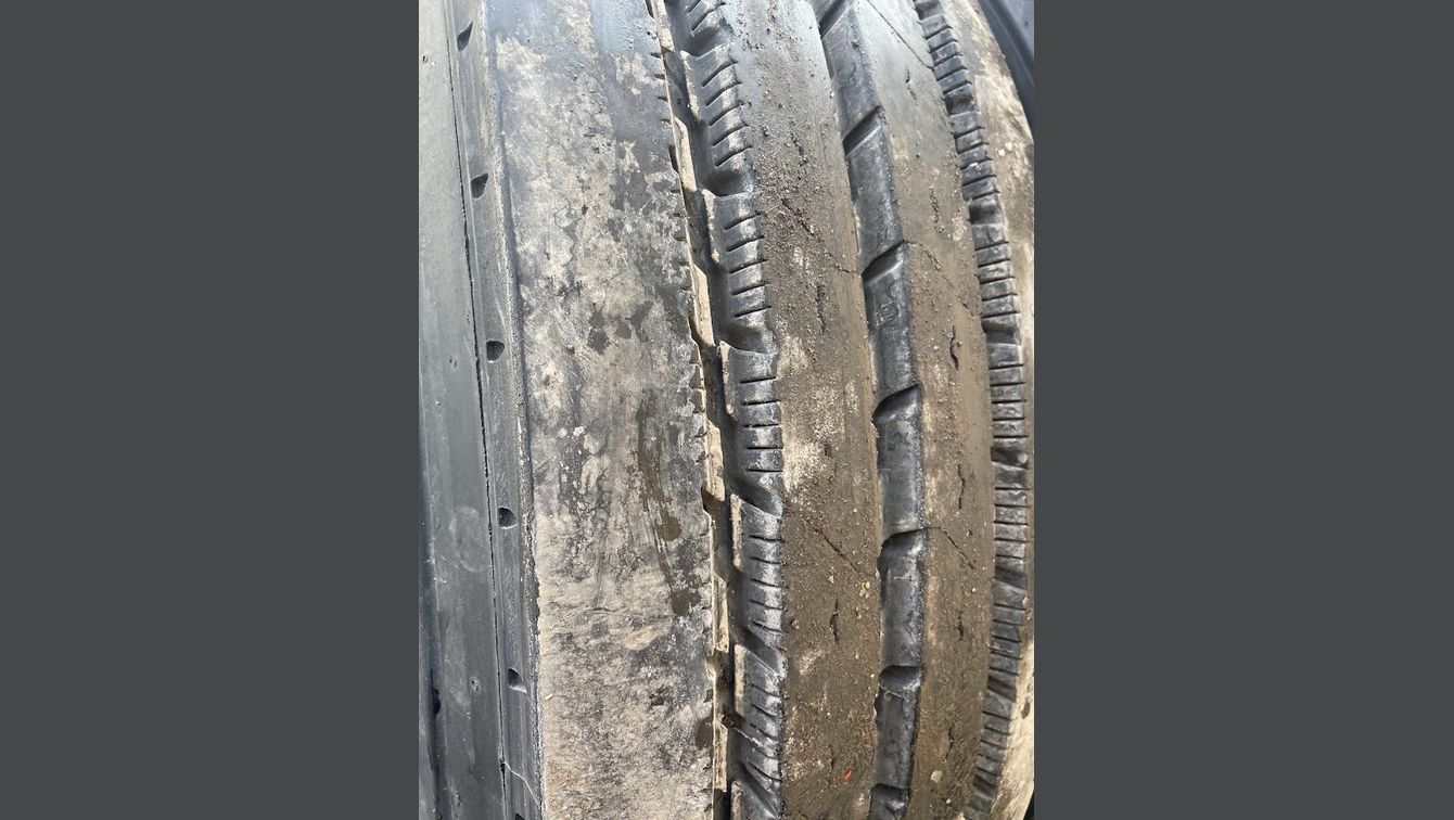 CONTINENTAL HSR2  11R22.5 90% ORIGINAL DE BON 4 DE DISPONIBLE A 400.00$ CH