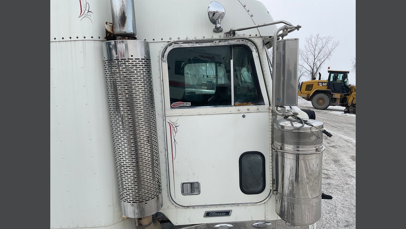 2005 FREIGHTLINER CLASSIC 