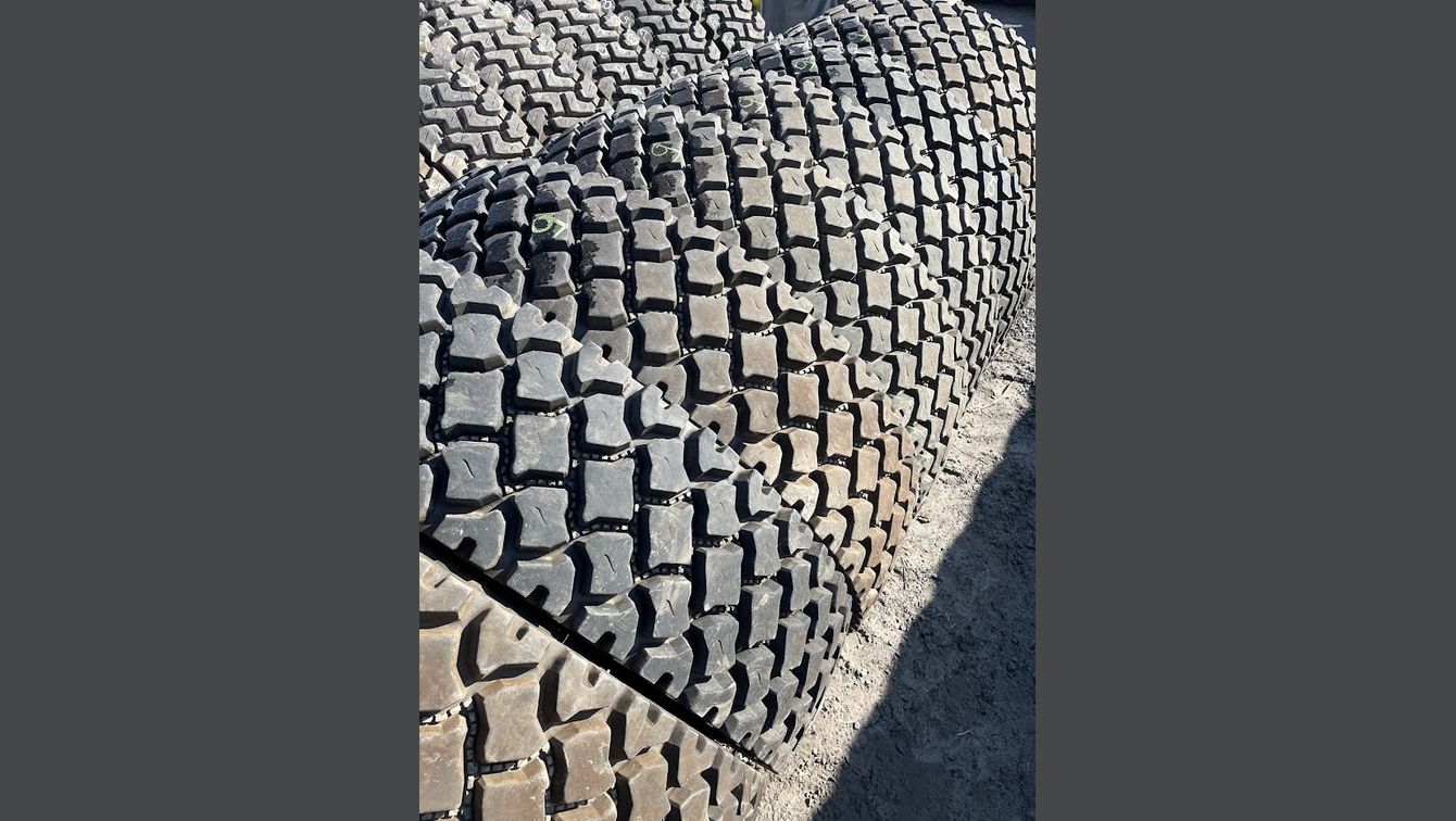 BRIDGESTONE 11R22.5 MODELE M775 90% DE BON 8 EN STOCK 475.00$ CHACUN