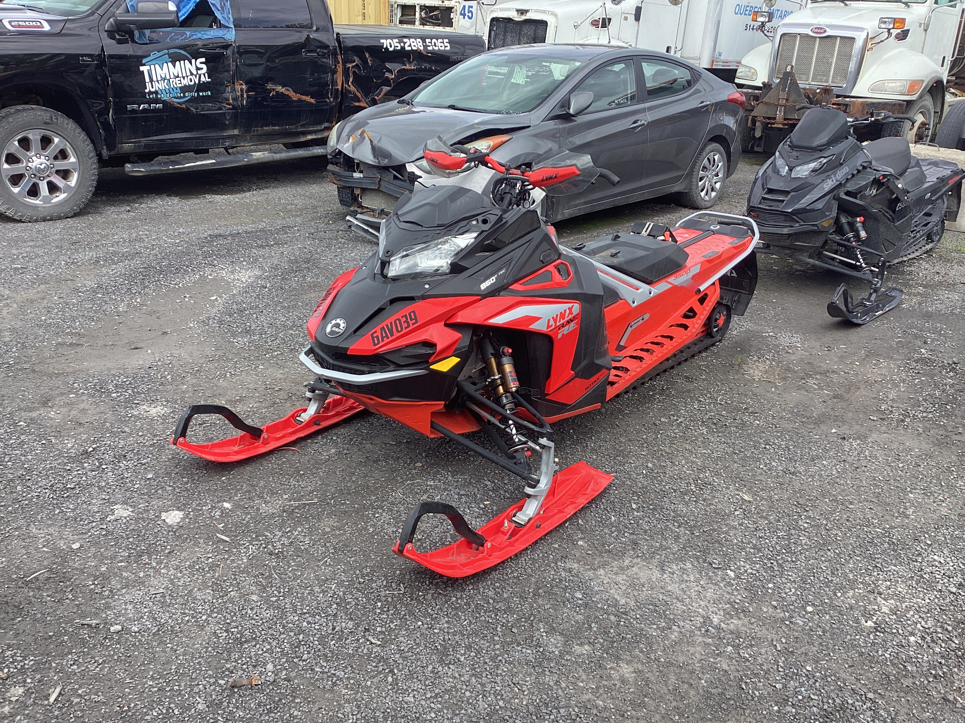 Lynx赤 2026 Lynx BRUTAL RE (500 mm) Rotax® 850 E-TEC Viper Red / Black