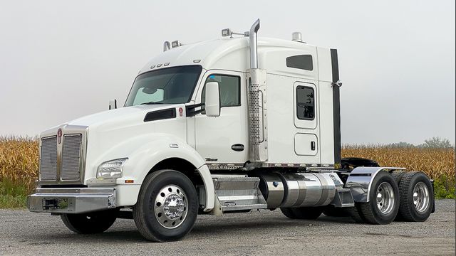 2017 KENWORTH T880