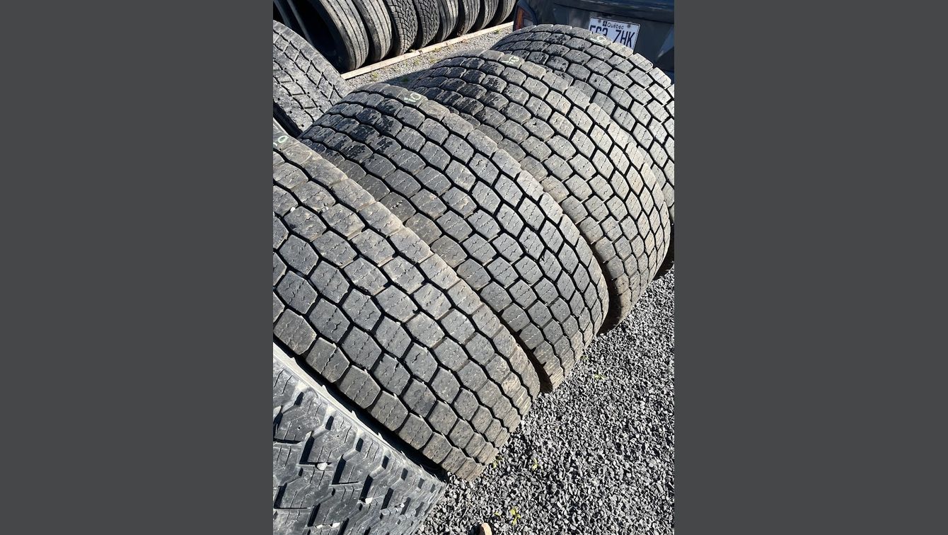 MICHELIN 315/80R22.5 MODÈLE XDN2 GRIP 80% BON ORIGINAL 4 DE DISPONIBLE A 600.00$ CH