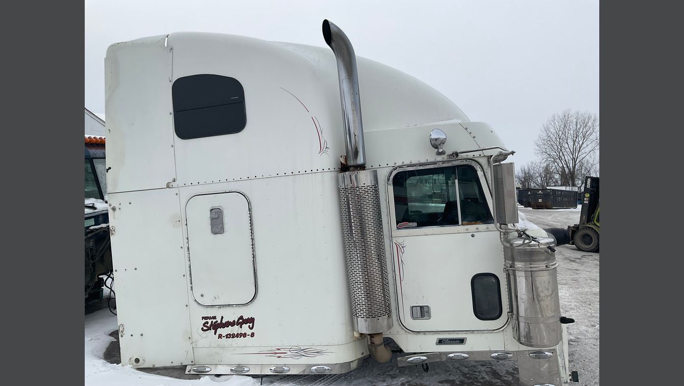 2005 FREIGHTLINER CLASSIC 