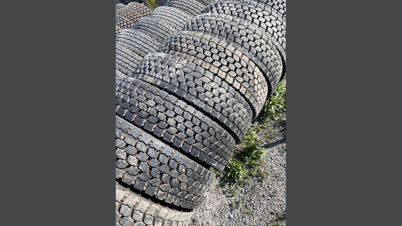 GOODYEAR G182 12R22.5 MODELE G282 95% DE BON 500.00$ CHACUN