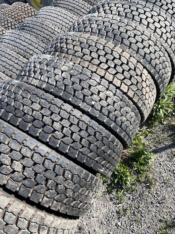  GOODYEAR G182 12R22.5 MODELE G282 95% DE BON 500.00$ CHACUN  main image