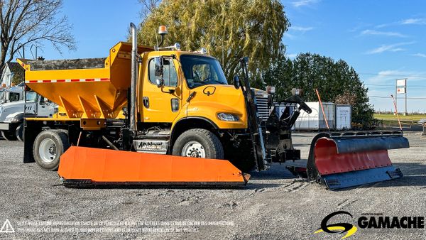 2011 FREIGHTLINER M2 106 main image