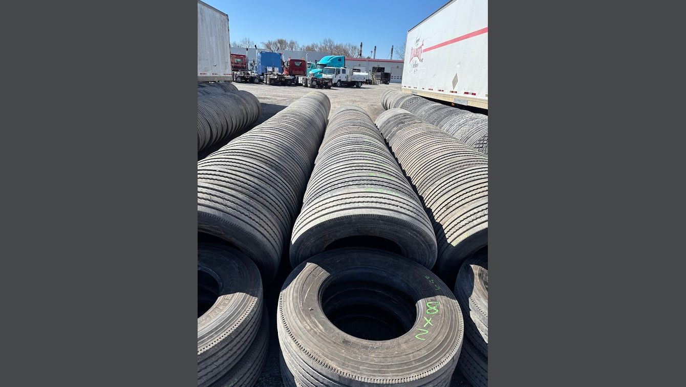 MICHELIN 30 PNEUS 11R22.5 MICHELIN USÉ DE 70% A 95% PRIX VARIÉ 550.00$ ET PLUS 