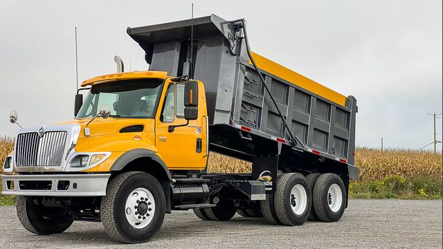 2003 INTERNATIONAL 7400
