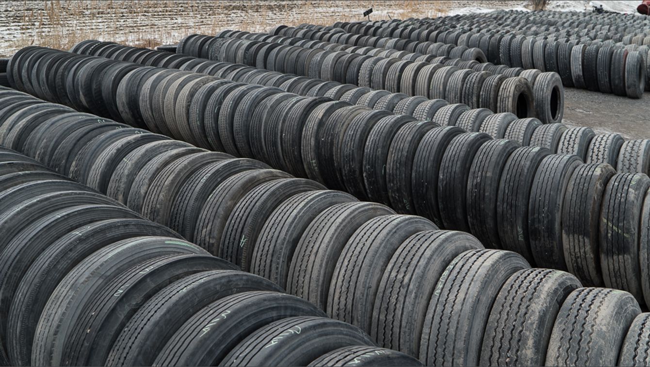 PRÈS DE 2500 PNEUS USAGÉ DE REMORQUE DE TRACTION OU DE CONDUITE  EN STOCK  TOUTE LES GRANDEURS DISPONIBLES 