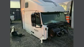 2017 VOLVO VNL670