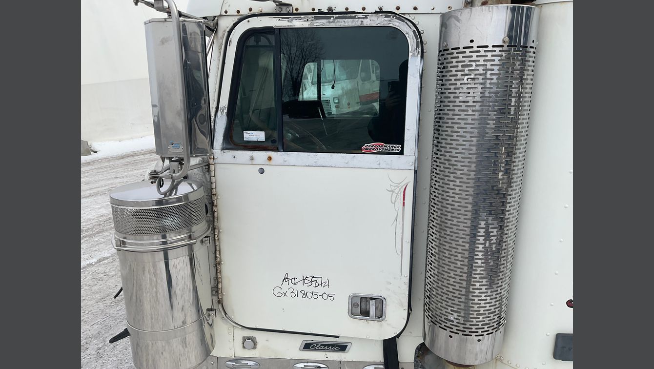 2005 FREIGHTLINER CLASSIC 