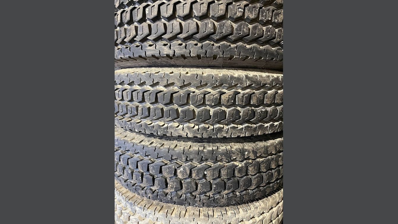 PNEU TRACTION CHINOIS 90% DE BON DISPONIBLE A 200.00$ CHACUN