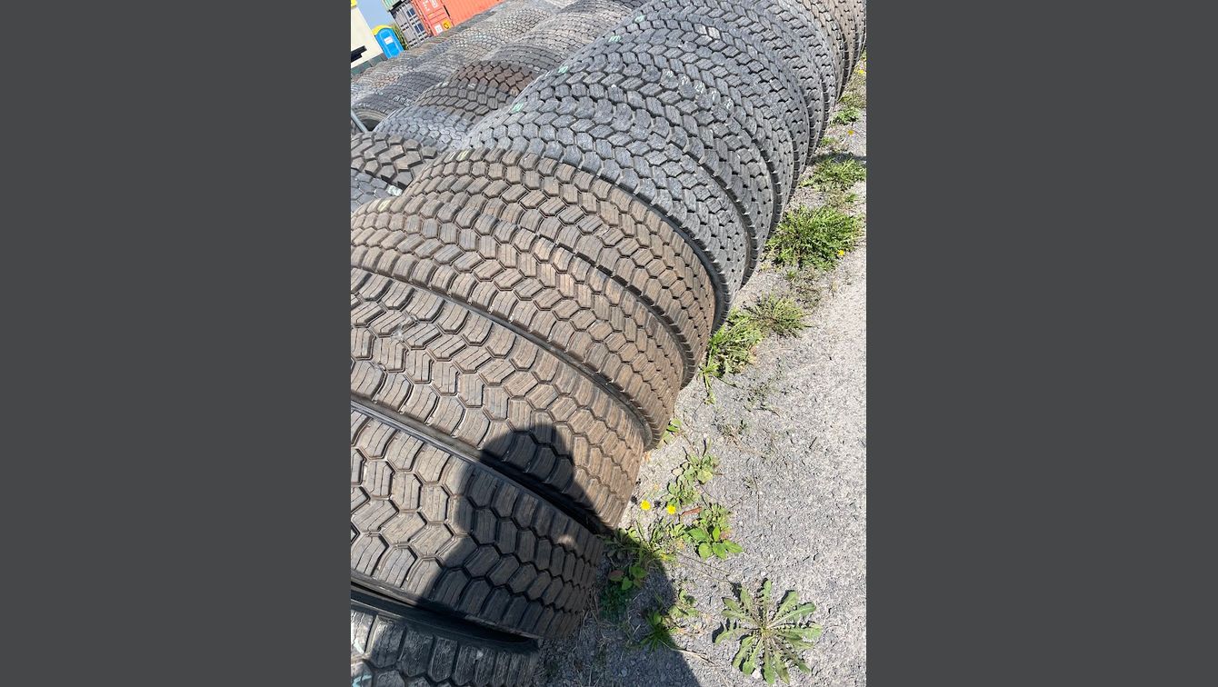 RECHAPÉ XDS 11R24.5