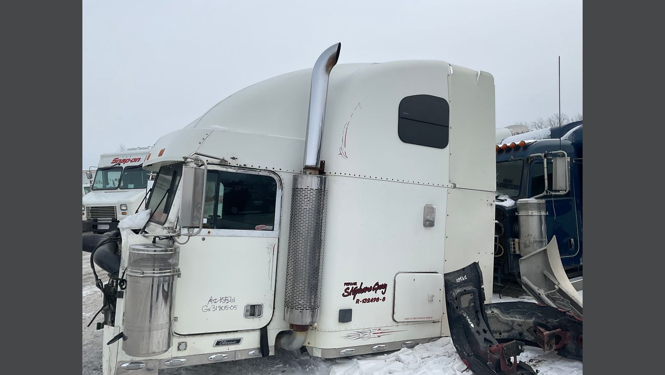 2005 FREIGHTLINER CLASSIC 