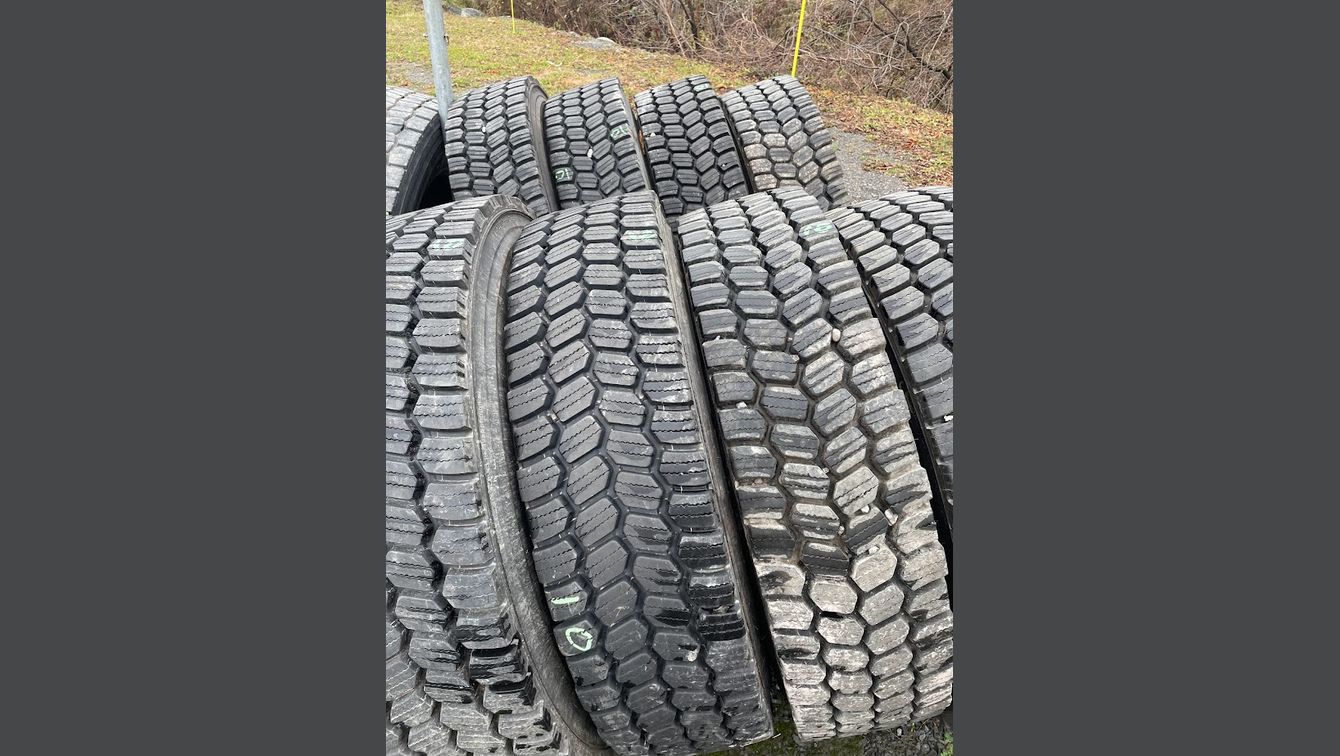 MICHELIN 11R24.5 MODELE XDS2 4 A 20/32 ET 4 A 23/32 (80% BON) ORIGINAL DISPONIBLE 600.00$ CHACUN